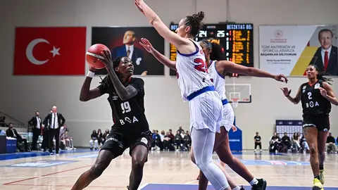 BOTAŞ ve Beşiktaş BOA oyuncuları Sincan salonunda maç sırasında