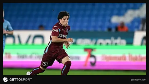 Bouchouari maç sırasında orta sahada top sürerken