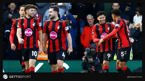 Bournemouth oyuncuları golleri kutlarken saha görüntüsü