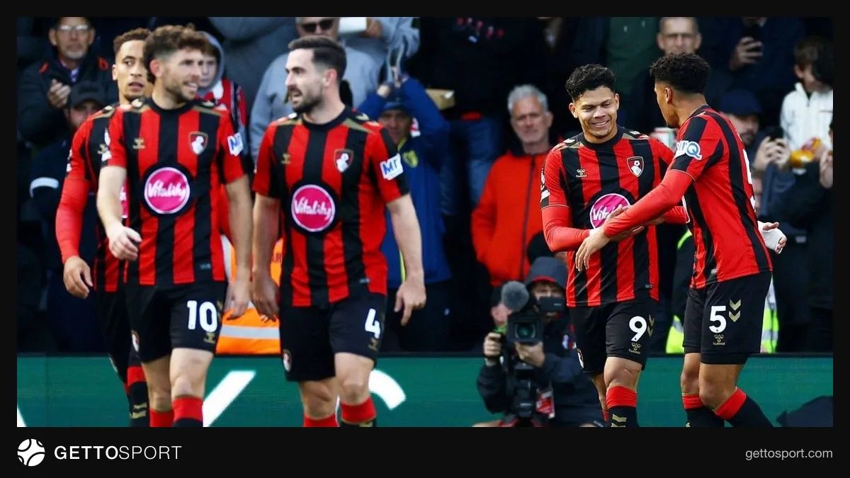 Bournemouth oyuncuları golleri kutlarken saha görüntüsü