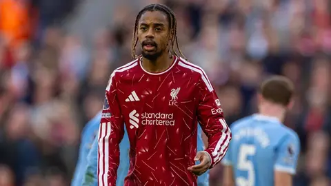 Bradley Barcola Liverpool formasını giyerken saha kenarında röportaj veriyor