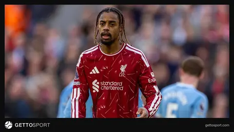 Bradley Barcola Liverpool formasını giyerken saha kenarında röportaj veriyor