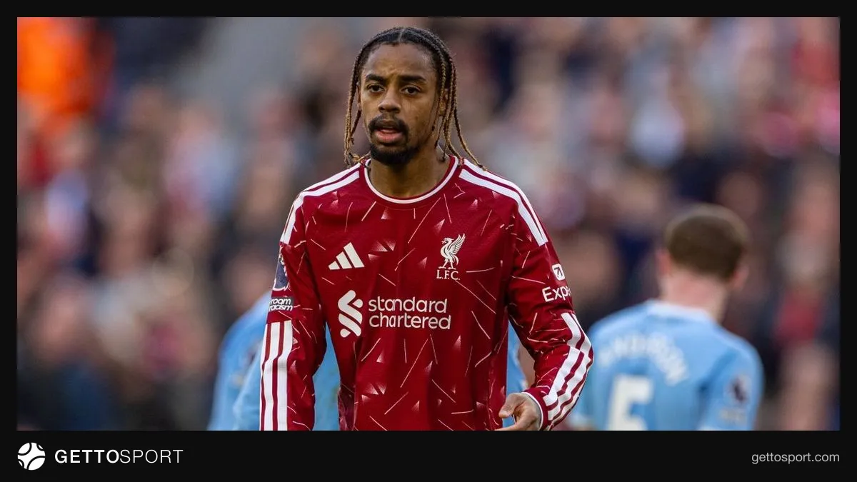 Bradley Barcola Liverpool formasını giyerken saha kenarında röportaj veriyor