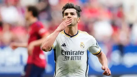 Brahim Diaz sahada Real Madrid formasıyla düşünceli yürürken