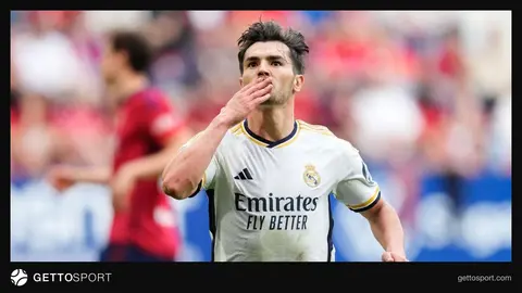 Brahim Diaz sahada Real Madrid formasıyla düşünceli yürürken