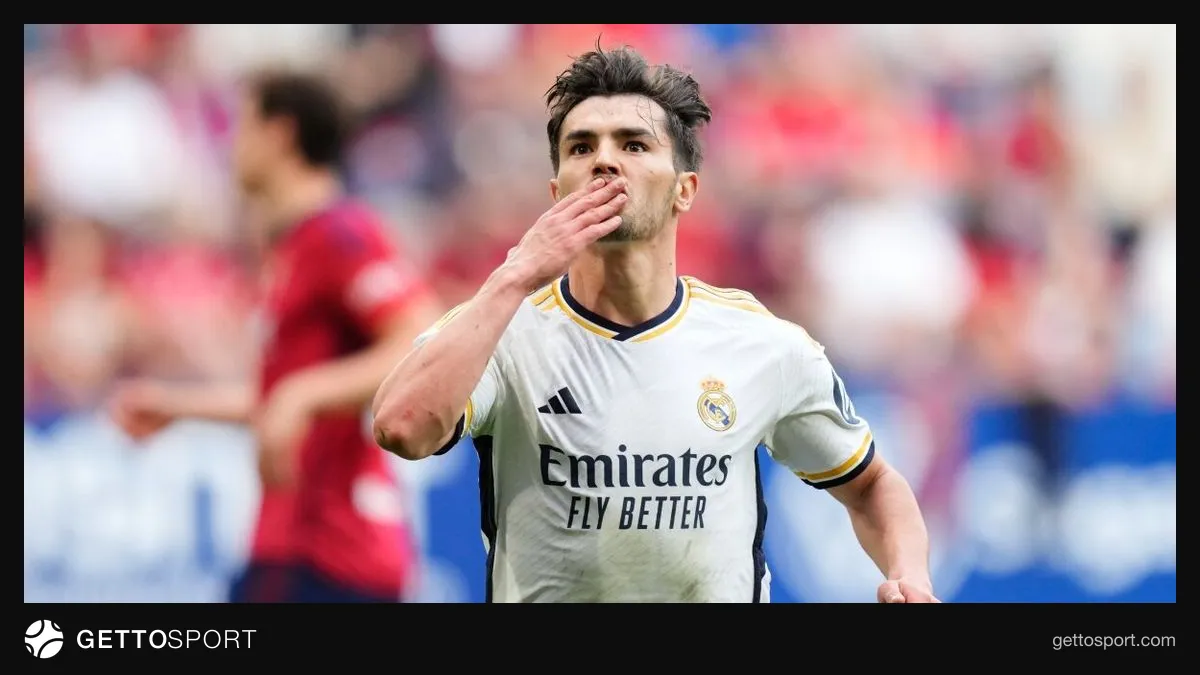 Brahim Diaz sahada Real Madrid formasıyla düşünceli yürürken