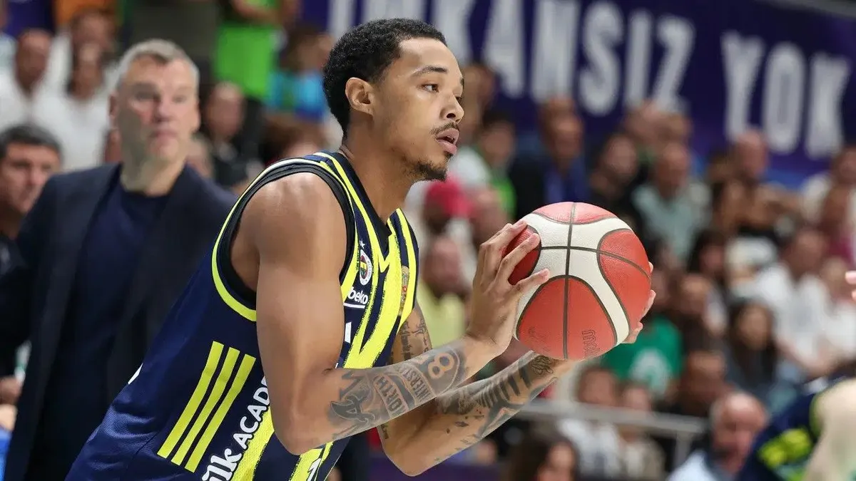 Brandon Boston Jr. top sürerken ve Trabzonspor forması