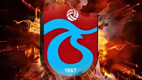 Trabzonspor formasıyla Brandon Boston Jr. saha kenarında kulüp yetkilileriyle