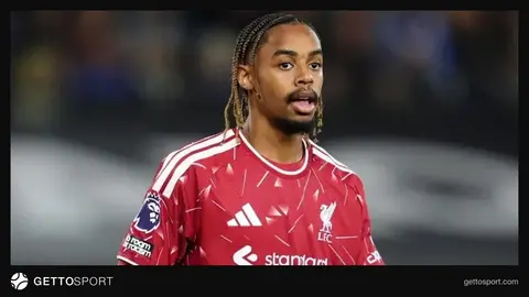 Bredi Barkol Liverpool forması ilə meydanda qaçış zamanı