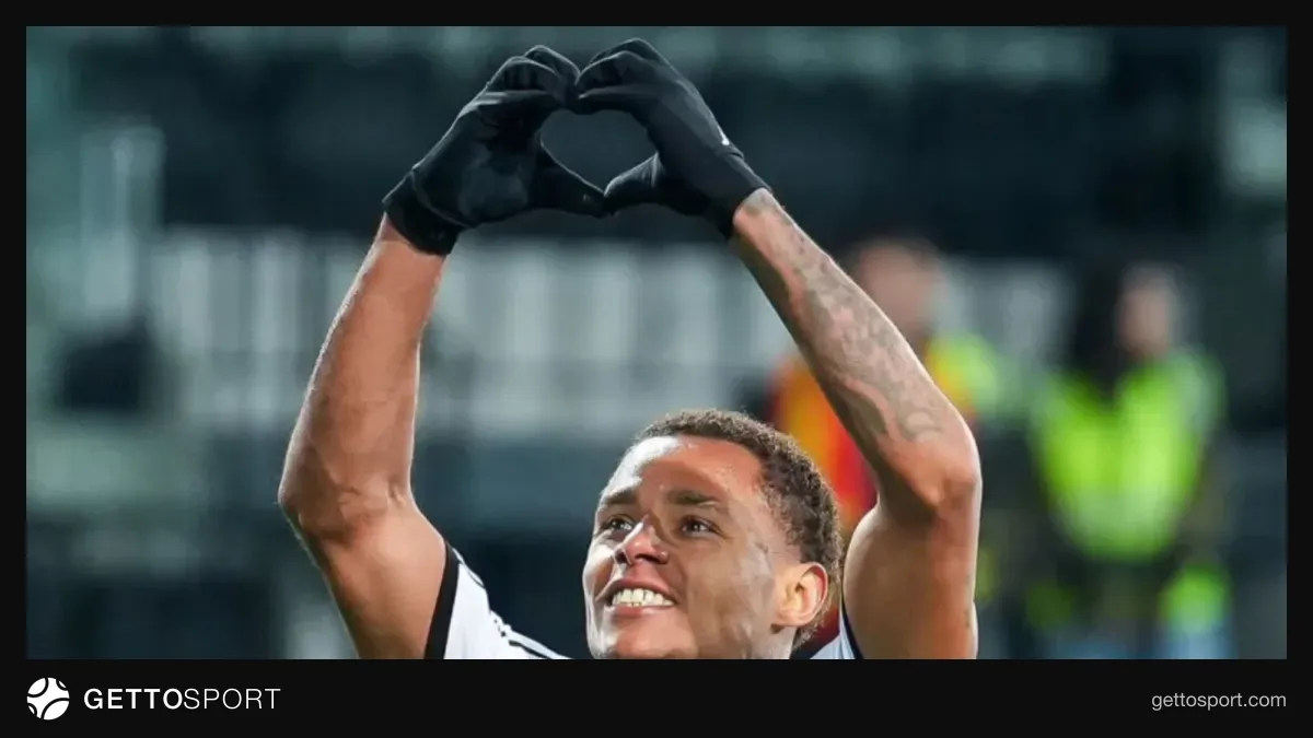 Breno Almeyda "Neftçi" forması ilə topa vuran anın fotosu