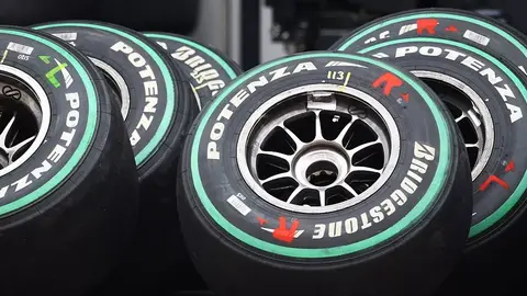 Formula 1 bolidi və təkər üzərində Bridgestone loqosu