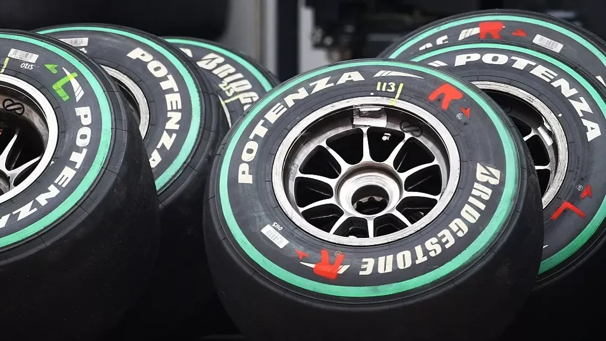 Formula 1 bolidi və təkər üzərində Bridgestone loqosu