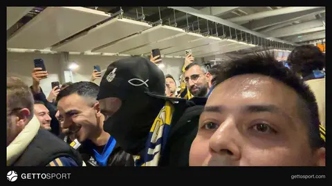 Tribünde kar maskesi takan Bright Osayi-Samuel ve kendisini tanıyan Fenerbahçe taraftarları