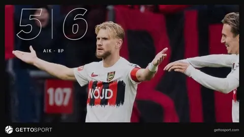 AIK Solna ve Brommapojkarna oyuncuları maç sırasında gol sevinci