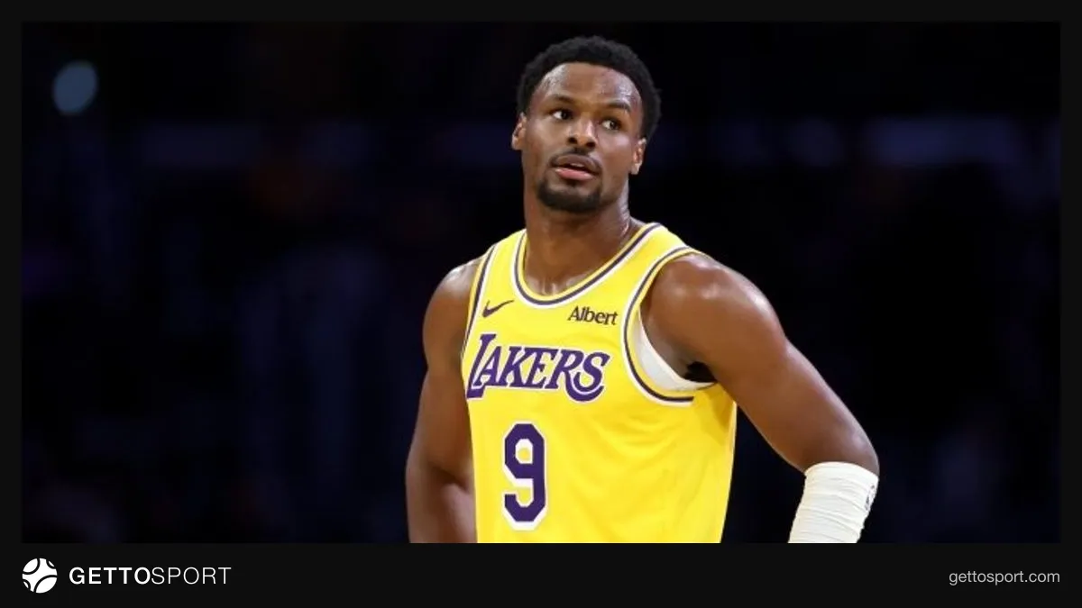 Bronny James Lakers formasıyla top sürüyor
