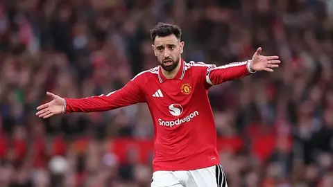 Bruno Fernandes Manchester United formasıyla top sürerken
