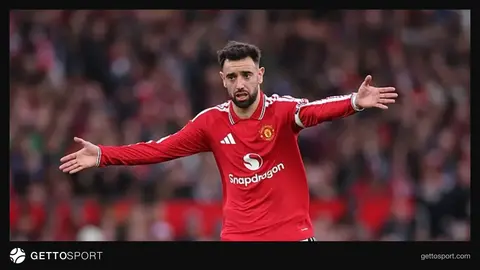 Bruno Fernandes Manchester United formasıyla top sürerken