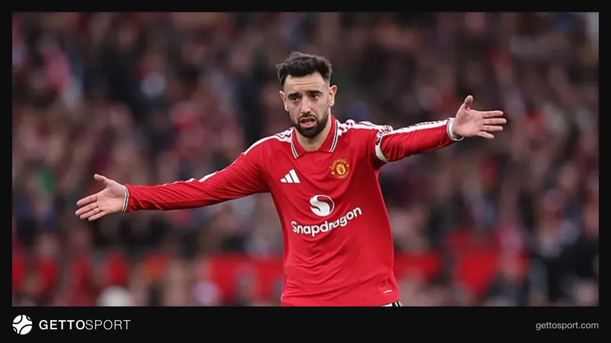 Bruno Fernandes Manchester United formasıyla top sürerken