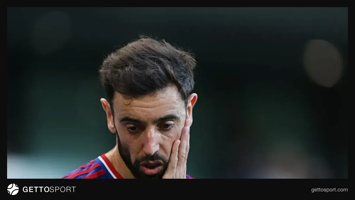 Bruno Fernandes Manchester United formasıyla top sürüyor, tribünde Galatasaray taraftarları