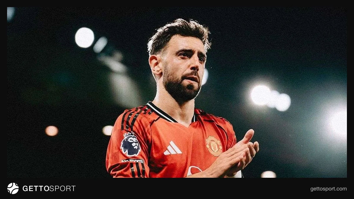 Bruno Fernandes Manchester United formasıyla saha içinde düşünceli görünüm