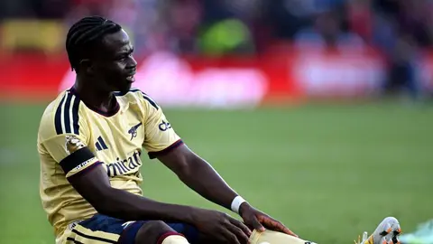 Bukayo Saka maç sırasında acı içinde yere yığılırken