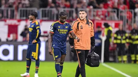 Bukayo Saka Arsenal forması ilə oyunda zədələnmiş halda