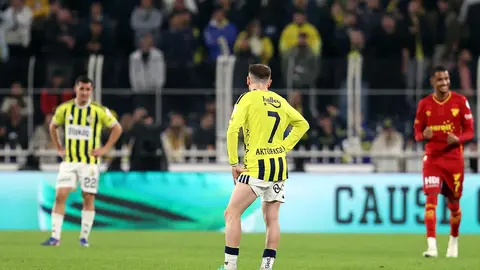 Bülent Uygun röportaj verirken, arka planda Fenerbahçe forması