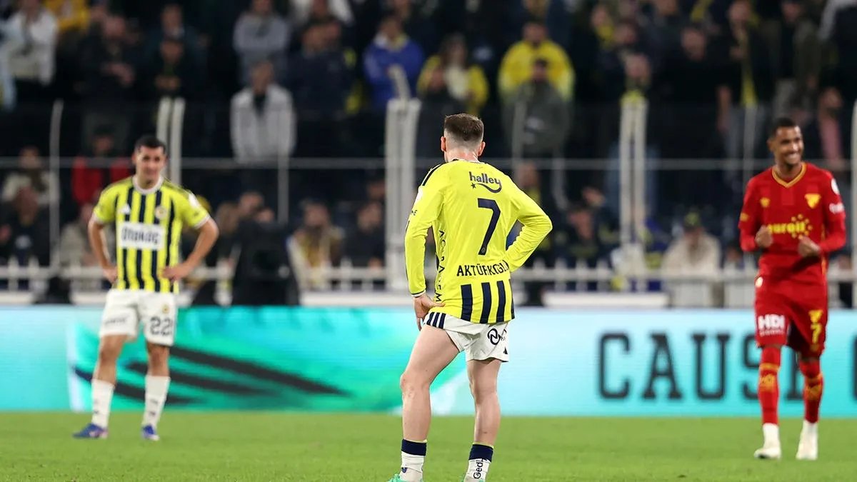 Bülent Uygun röportaj verirken, arka planda Fenerbahçe forması