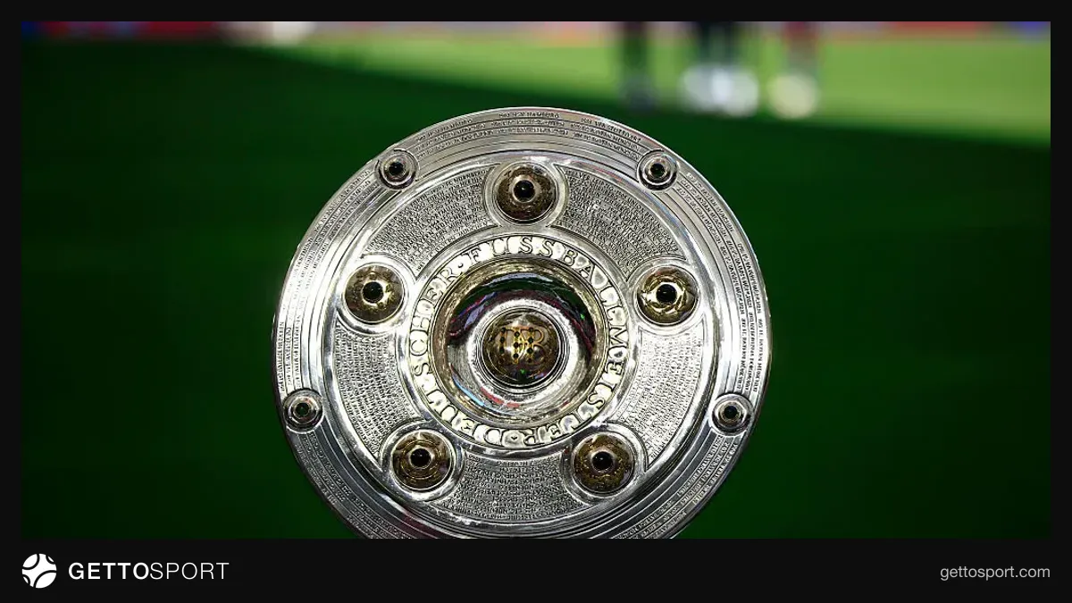 Bundesliqa oyunundan stadion və top