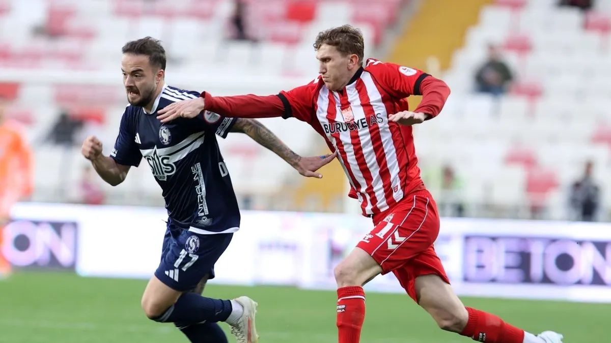 Sivasspor formasıyla Burak Kapacak röportaj verirken