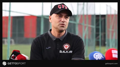 Çorum FK Teknik Direktörü Burak Yılmaz antrenman öncesi açıklama yapıyor