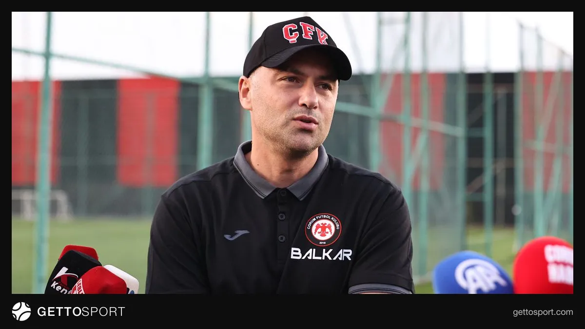 Çorum FK Teknik Direktörü Burak Yılmaz antrenman öncesi açıklama yapıyor