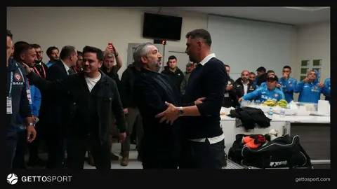 Burak Yılmaz saha kenarında veya basında konuşurken