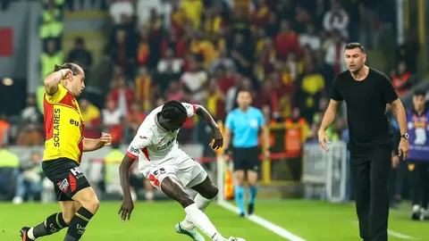 Burak Yılmaz basın toplantısında konuşurken
