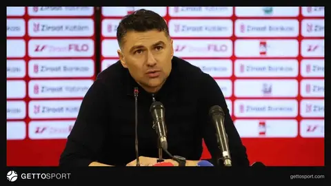 Burak Yılmaz basın toplantısında konuşurken görüntüsü