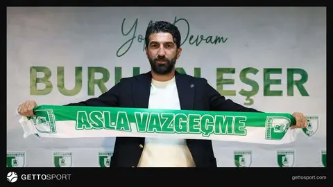 Burhan Eşer röportajda konuşurken mikrofon önünde
