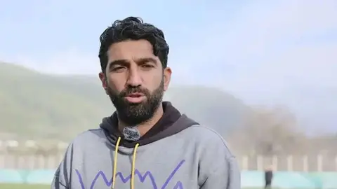 Burhan Eşer röportajda mikrofon başında konuşurken