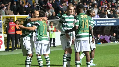 Bursaspor forması giyen Kelechi Iheanacho gol sevinciyle taraftarlar önünde