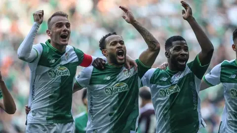 Bursasporlu oyuncular gol sevinci yaşarken stadyum görüntüsü
