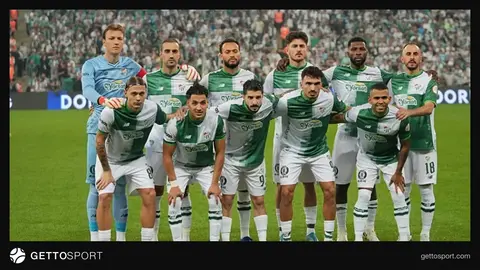 Bursaspor futbolcuları ev sahibi stadyumunda maç sırasında