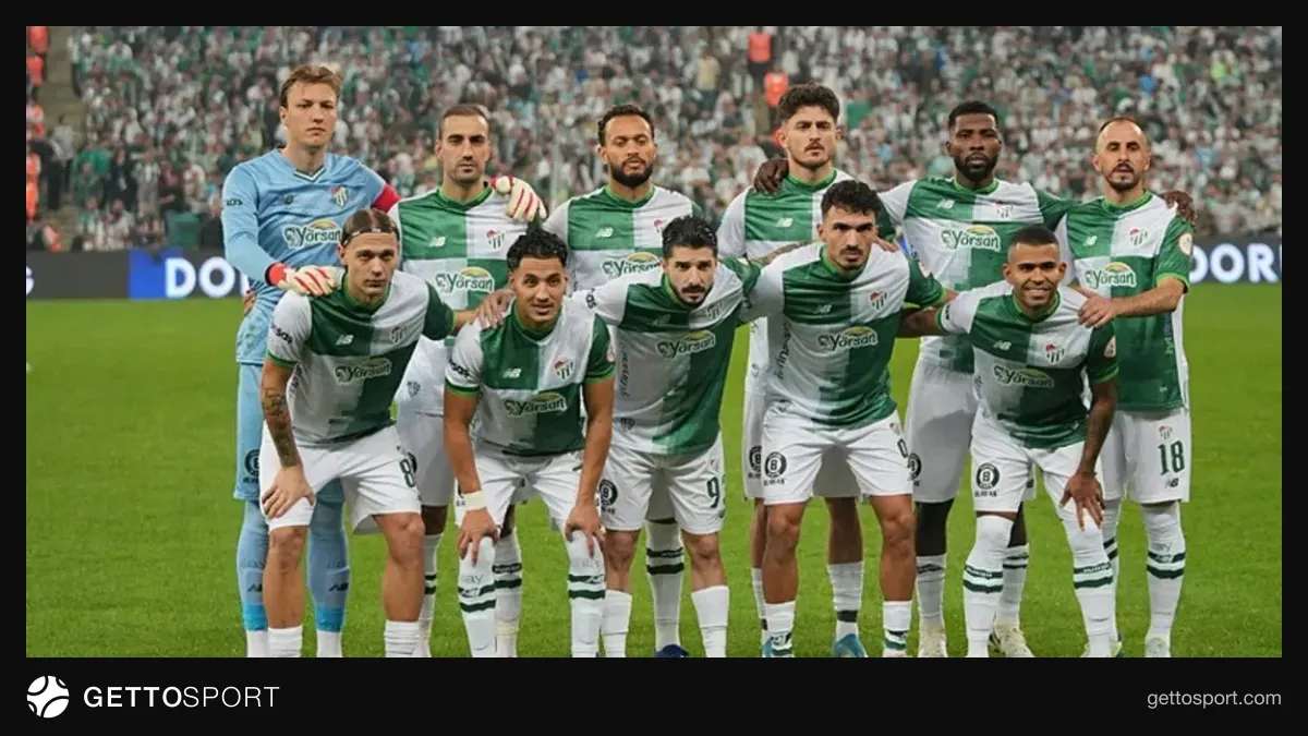 Bursaspor futbolcuları ev sahibi stadyumunda maç sırasında