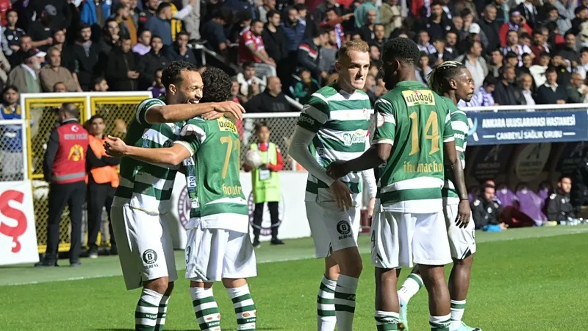 Bursaspor formasıyla Kelechi İheanacho gol sevincinde taraftarların önünde