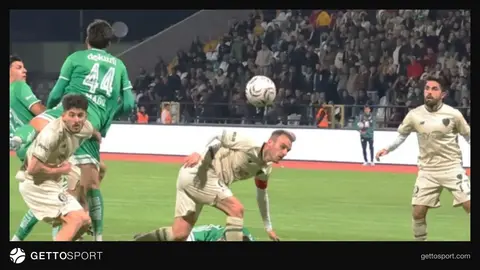 Bursaspor oyunçuları Muğlasporla səfər matçında qələbəni qeyd edir