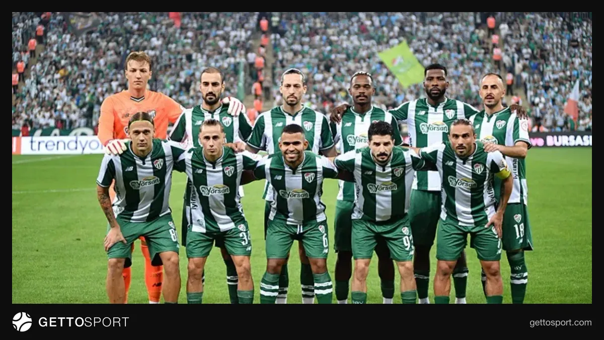 Bursaspor teknik direktörü Mustafa Er idman sırasında talimat verirken, Stad doluluk görüntüsü