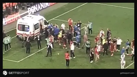 Stadyumda oyun ve sağlık ekiplerinin sahaya girdiği anın görüntüsü