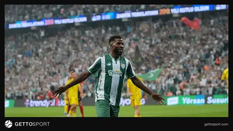 Bursaspor tesislerinde futbolculara teslim edilen karpuzlarla birlikte grup fotoğrafı