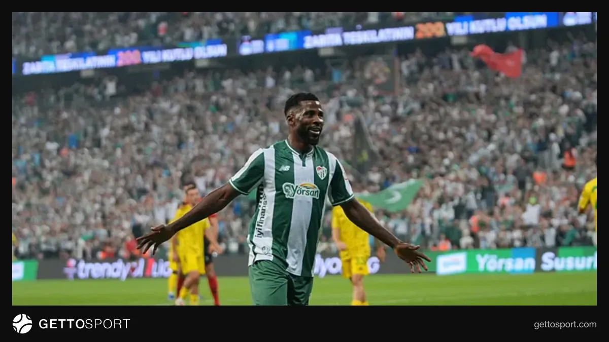 Bursaspor tesislerinde futbolculara teslim edilen karpuzlarla birlikte grup fotoğrafı