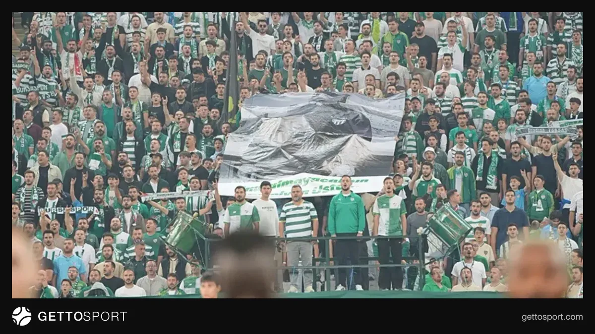 Enbiya Topal konuşma yaparken, Bursaspor logosu arka planda