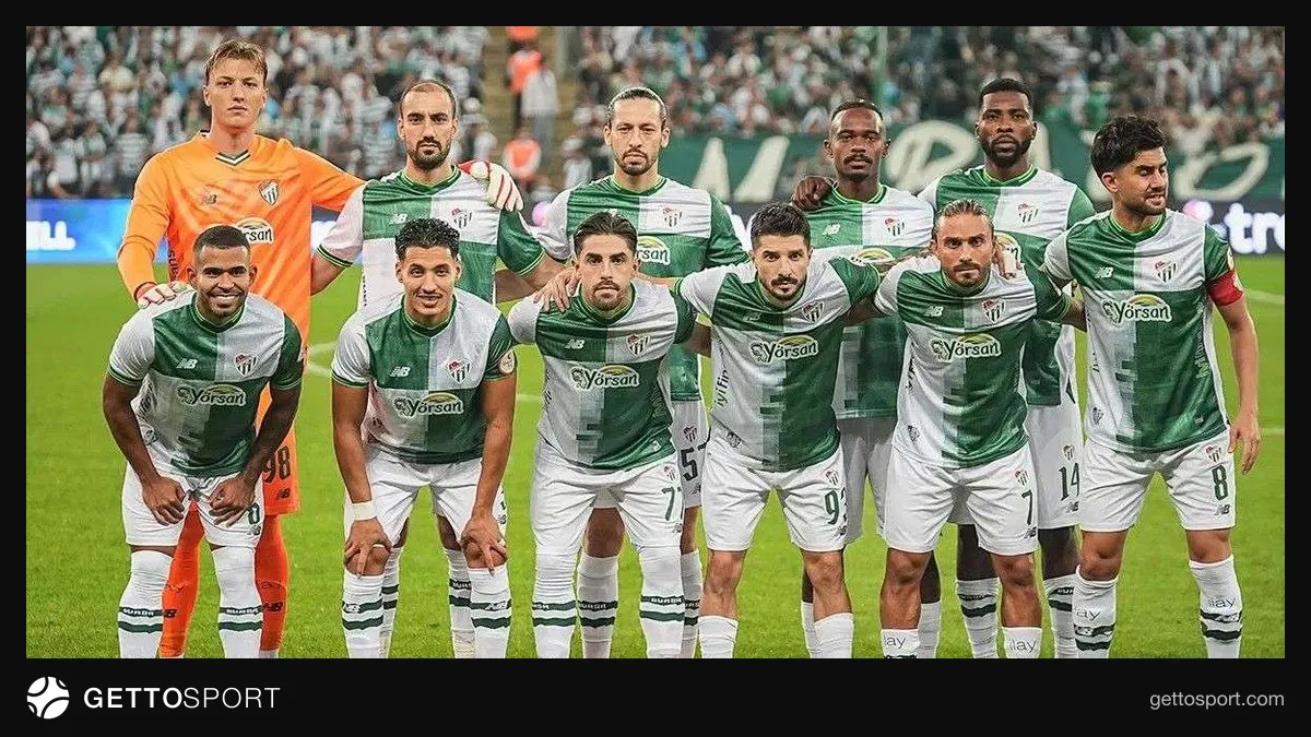 Bursaspor forması giymiş futbolcular ve kaleci Kerem Matışlı