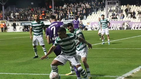 Bursaspor oyuncuları Keçiörengücü deplasmanında sevinç yaşarken